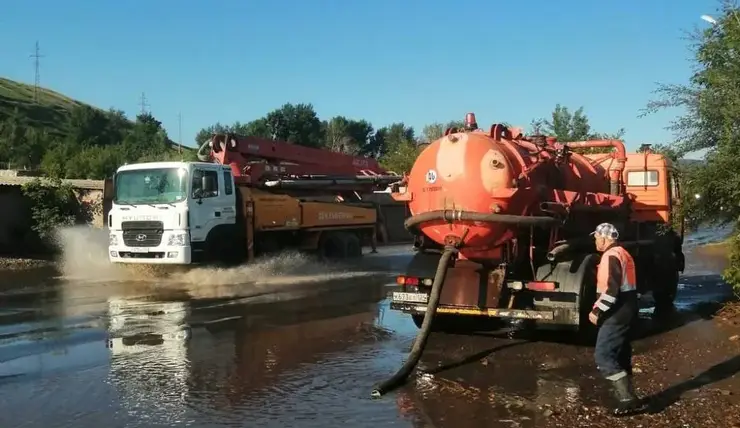 В Красноярске убирают лужи с помощью откачивающей техники