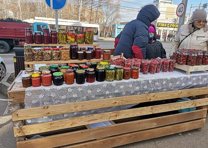 В Красноярске дачникам Октябрьского района помогают продать урожай