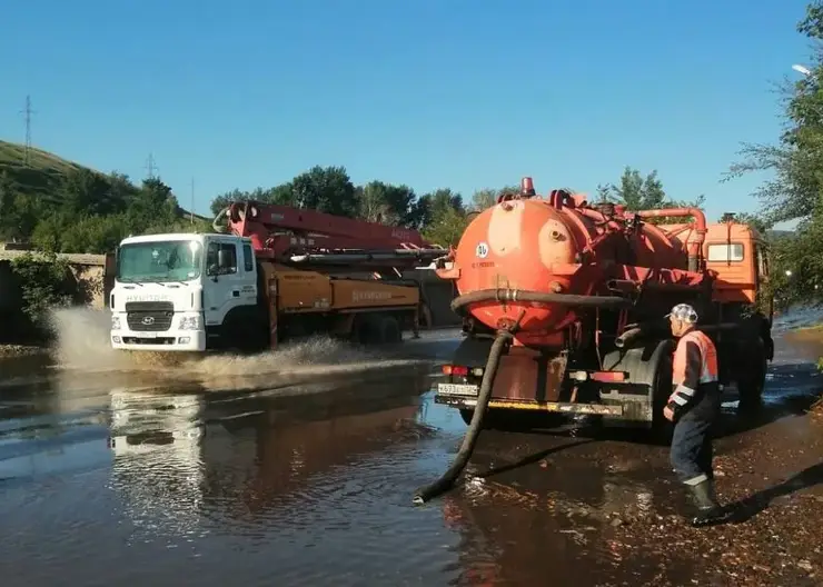 В Красноярске убирают лужи с помощью откачивающей техники