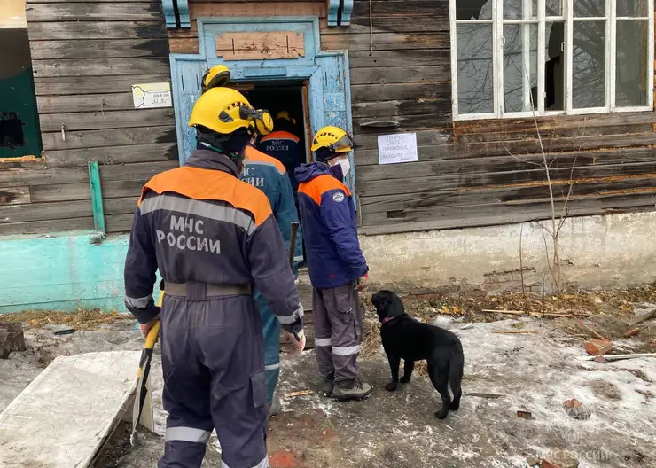 В Красноярске под обвалившейся кровлей нежилого дома нашли тело женщины