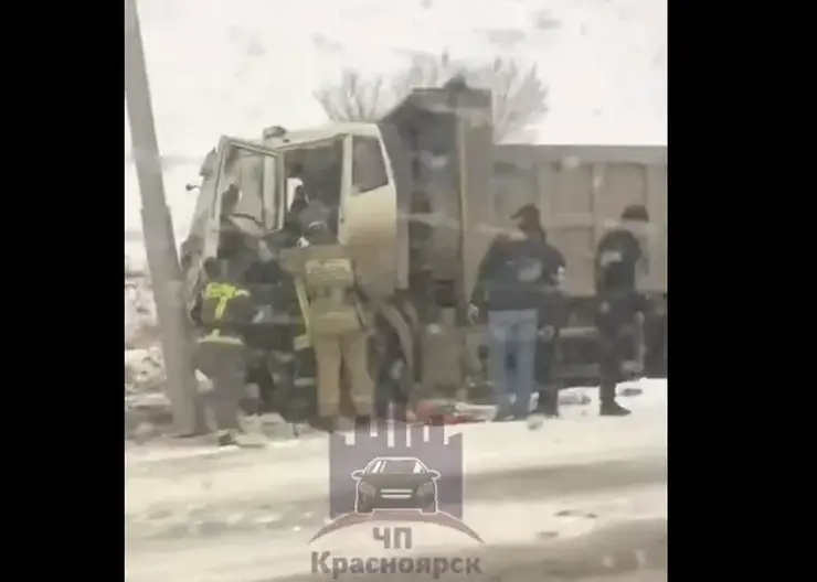 Под Красноярском водитель грузовика врезался в столб и попал в больницу