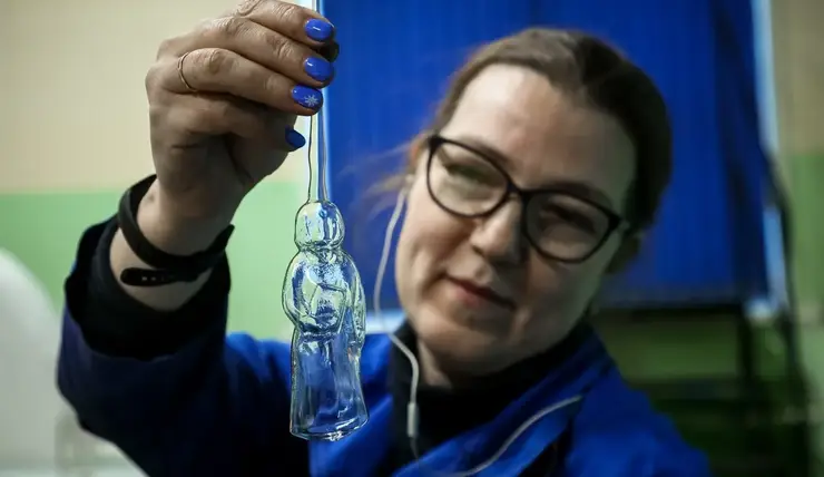 Красноярцам показали первую игрушку «Наставник» по эскизу школьницы