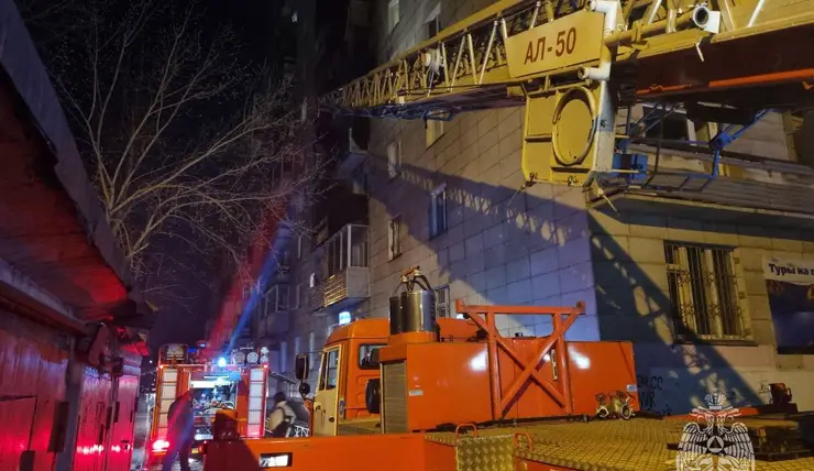 В Красноярске пожарные эвакуировали из горящего дома пятерых детей