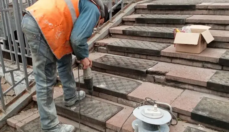 В Красноярске в преддверии холодов на лестницах монтируют противоскользящие коврики
