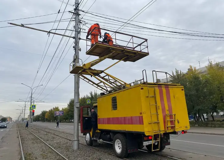 В Красноярске рабочие начали снимать контактные трамвайные сети на Красрабе