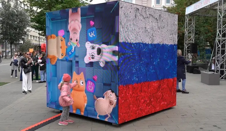 В центре Красноярска в честь Дня Государственного флага России установили мультимедийный куб