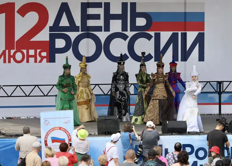 С песнями и плясками: как в Красноярске отмечают День России