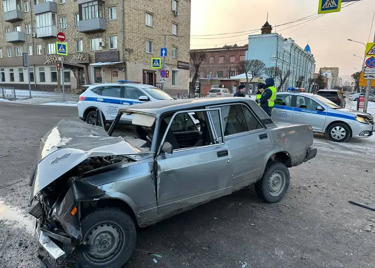 В центре Красноярска 17-летний водитель устроил аварию с автобусом