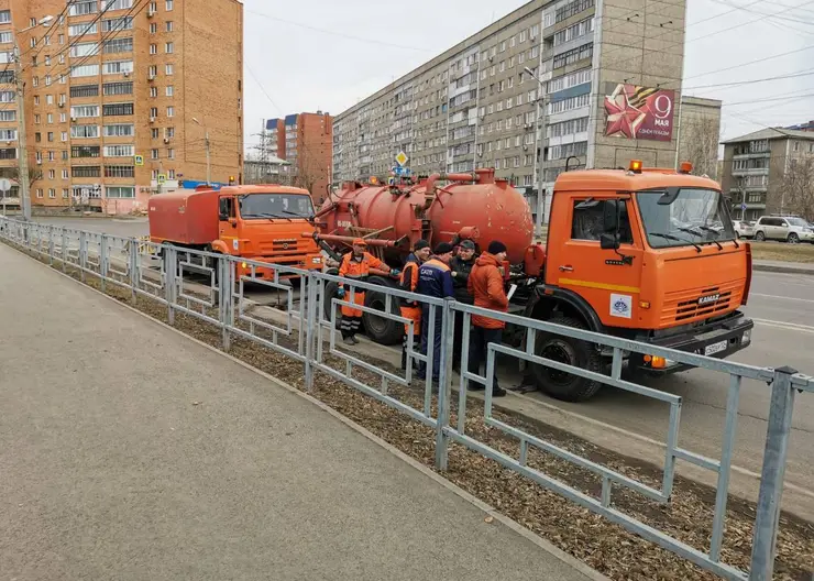 В Красноярске почистили ливневую канализацию на улице Железнодорожников