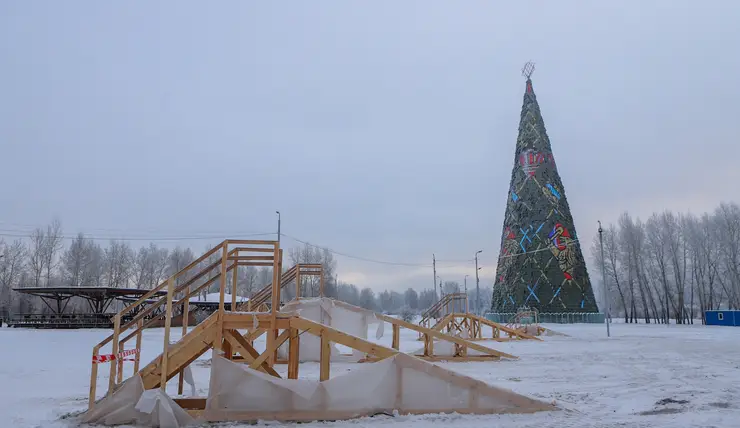 В Красноярске разбирают ледовый городок в Татышев-парке