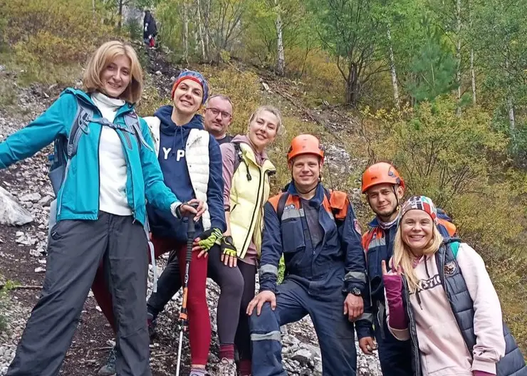 В Красноярском крае 10 туристов забрались на скалу и не смогли спуститься