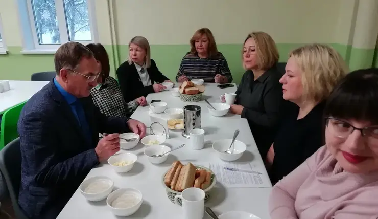 В Красноярске в лицее Октябрьского района провели завтрак с родителями