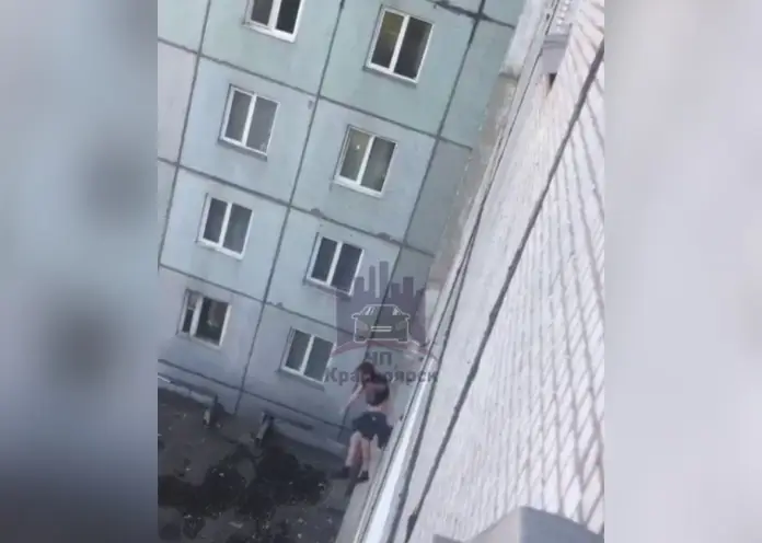 Красноярец сорвался с третьего этажа общежития в Зеленой Роще