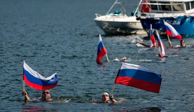В Красноярске завершен трехдневный заплыв ко Дню российского флага