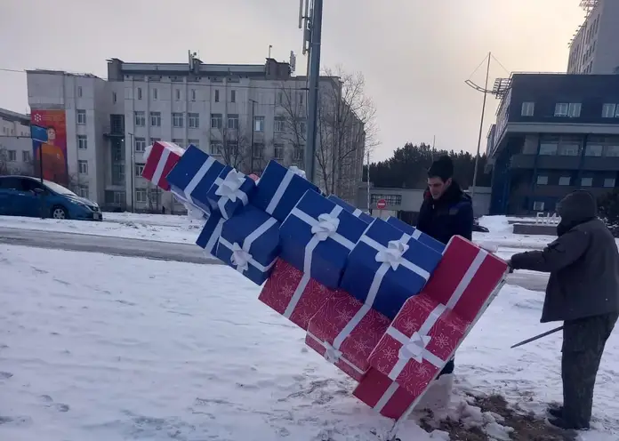 С улиц Красноярска начали убирать новогодние украшения