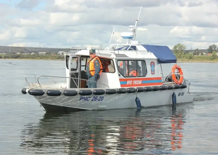 Спасатели нашли живыми четырех рыбаков с перевернувшихся лодок на Красноярском водохранилище