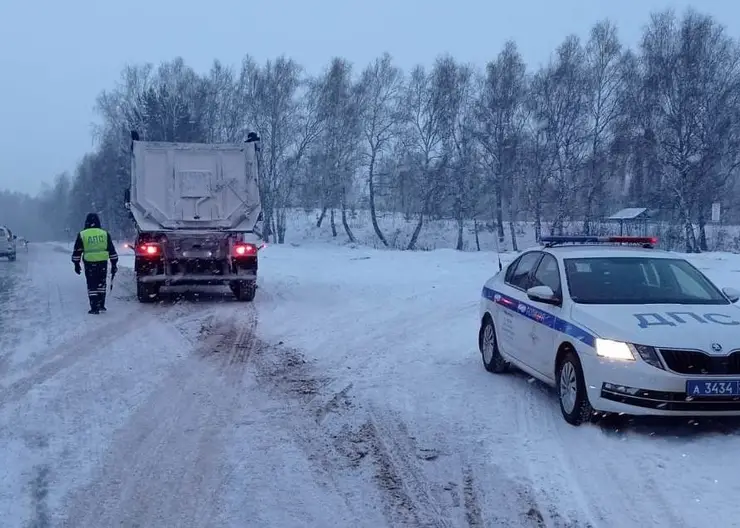Красноярским водителям напомнили правила вождения во время сильного ветра