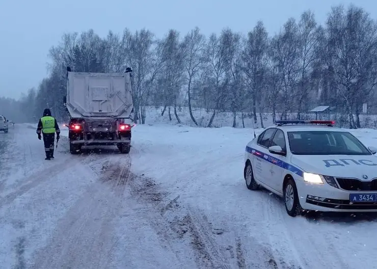 На трассе в Красноярском крае ввели ограничения из-за наледи