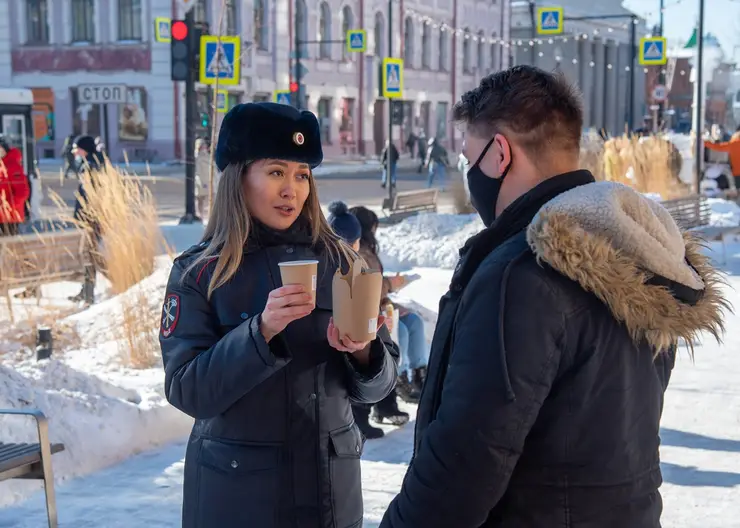 В центре Красноярска в честь 23 февраля полицейские угощали всех кашей