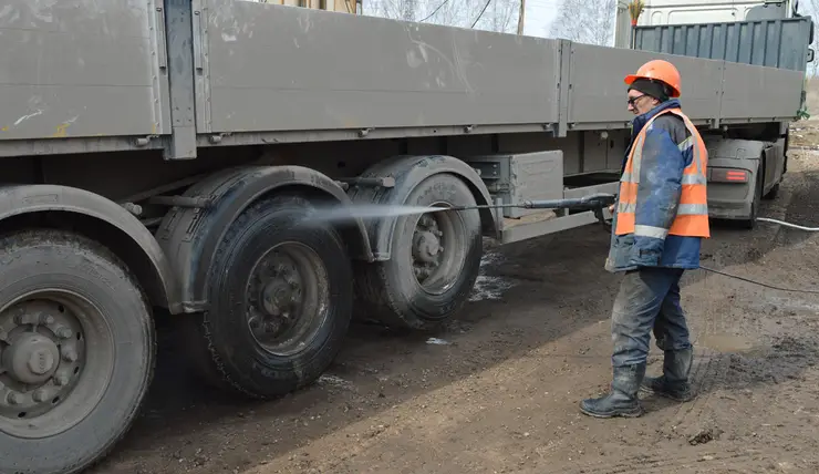 В Красноярске строителям пригрозили штрафом в 100 тысяч рублей за грязные колеса спецтехники