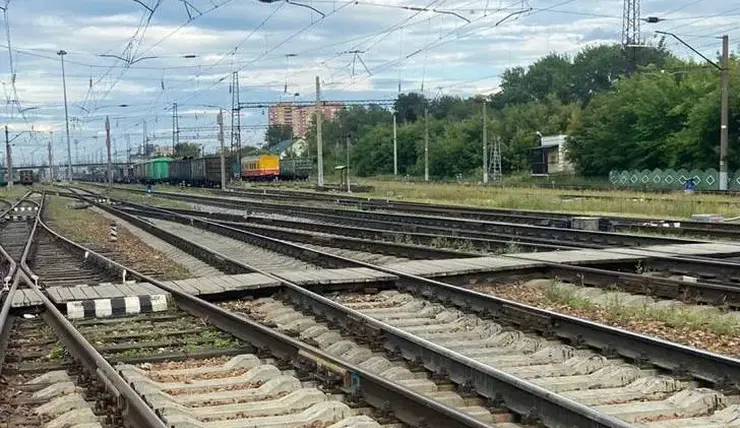 В Красноярском крае 17-летний подросток попал под грузовой поезд и выжил