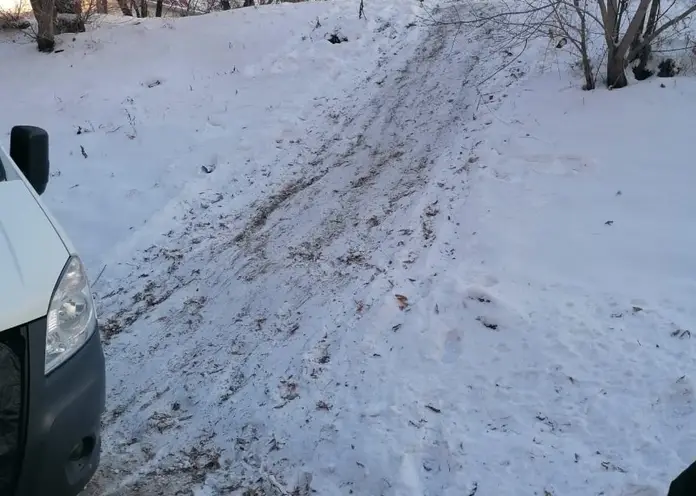 В Красноярске на опасных горках стали появляться таблички «Катание запрещено»