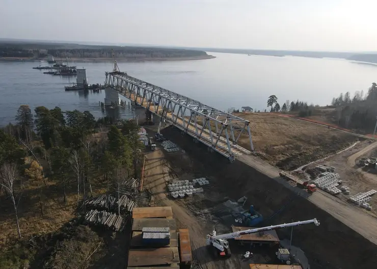 Третью и четвертую опоры моста на севере Красноярского края соединили пролетом