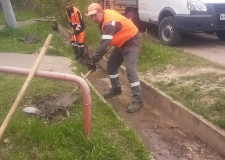 В Красноярске дорожники продолжают чистить ливневки от песка