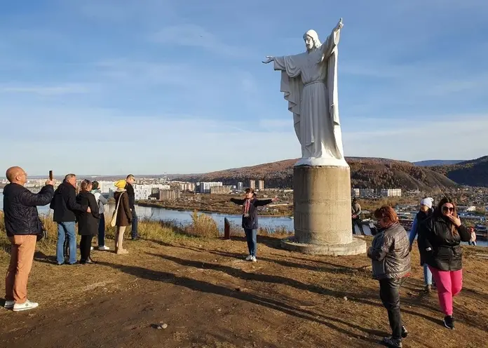 Статуя Иисуса Христа на Красивом берегу в Красноярске вызвала ажиотаж среди жителей города