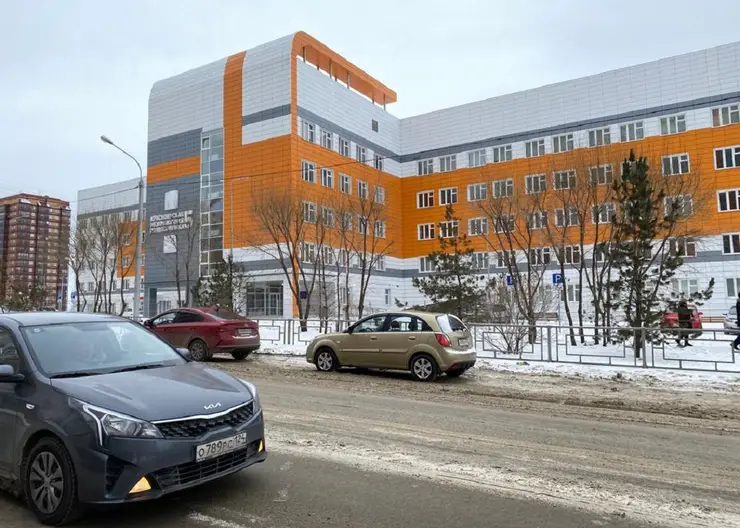 В Красноярске у поликлиники в микрорайоне Покровском увеличат количество парковочных мест