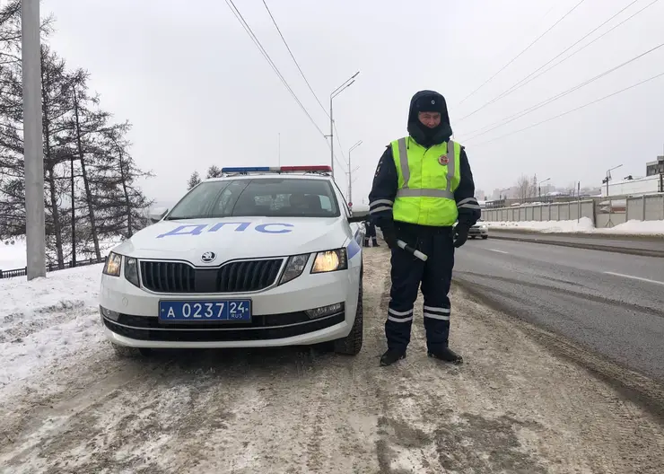 В Красноярском крае сотрудники ГАИ перекрыли федеральную трассу и задержали нетрезвого водителя