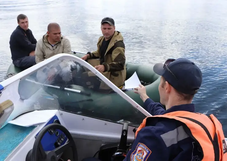 Трое мужчин застряли посреди Красноярского водохранилища из-за отсутствия топлива