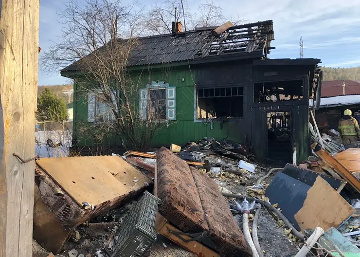 В Дивногорске три человека погибли при пожаре в частном доме