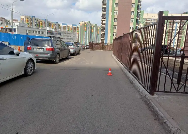 В Красноярске водитель во дворе сбил школьницу