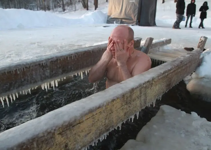 Роспотребнадзор напомнил жителям Красноярского края правила крещенских купаний