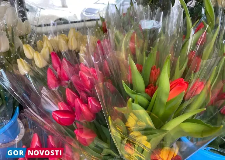 На улицах Красноярска продают цветы к 8 Марта