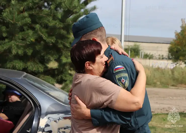 Красноярка поблагодарила пожарных за спасение жизни в сгоревшем доме на 26 Бакинских Комиссаров