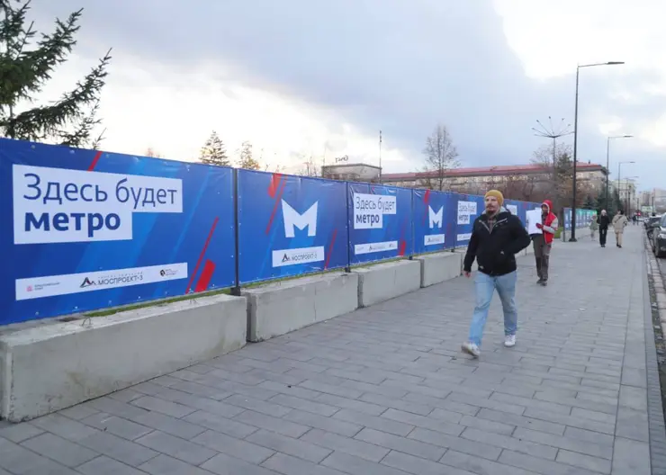 Две стройплощадки метро в Красноярске закрыли яркими баннерами