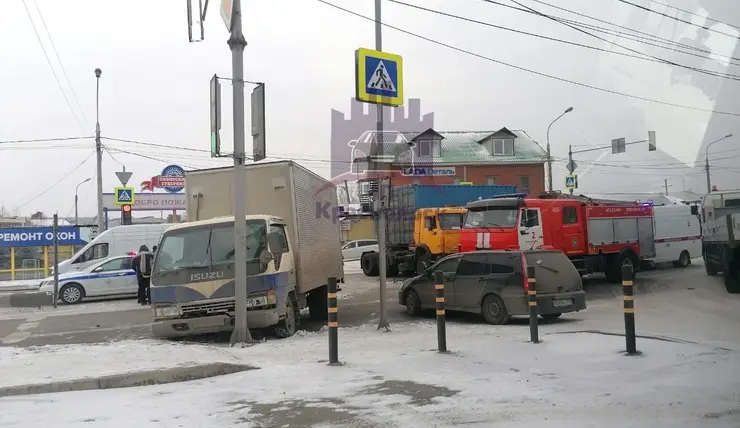 В Красноярске на Глинки в ДТП с двумя грузовиками и «Жигули» пострадал водитель