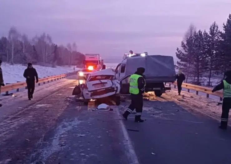 На трассе в Красноярском крае при столкновении трех машин пострадали три человека