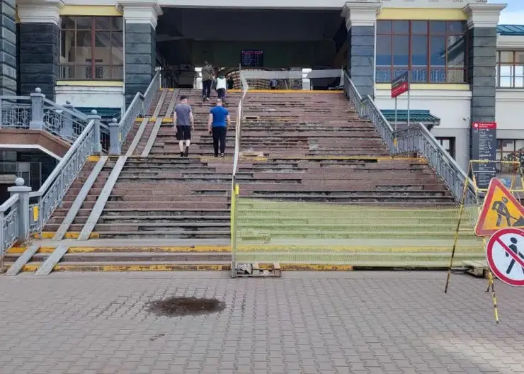 На площади Красноярского железнодорожного вокзала ремонтируют пешеходный мост