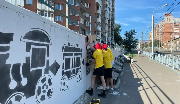 На подпорной стене в Железнодорожном районе Красноярска появился поезд