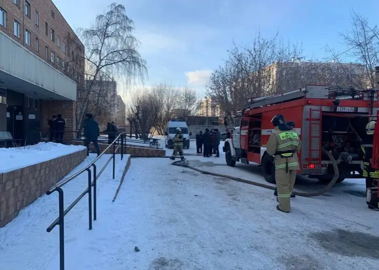 В Красноярске загорелась больница