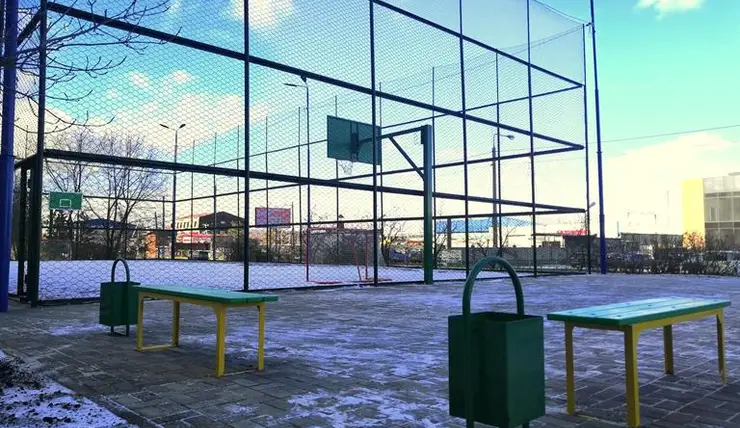 В Советском районе старую дворовую спортплощадку сделали современной
