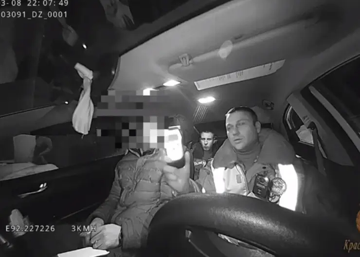 В Красноярском крае водитель без прав спрятался на заднем сидении при виде наряда ДПС