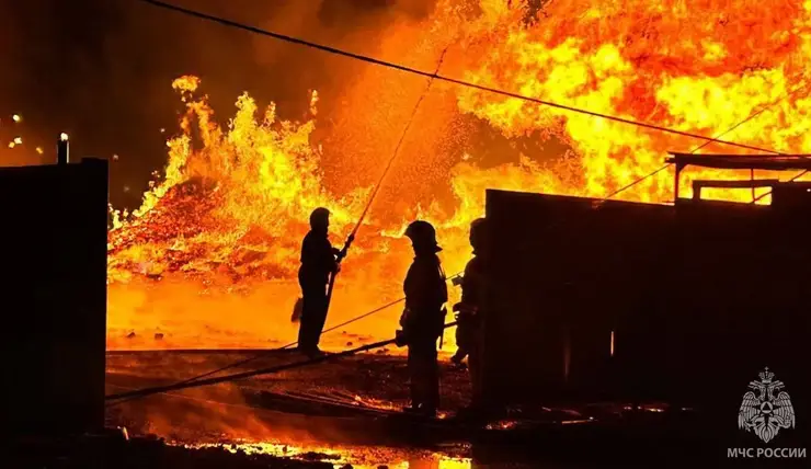 Под Красноярском продолжают тушить крупный пожар на складе с деревянными палетами