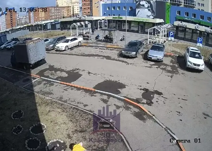 В Красноярске 69-летняя женщина выпала из окна многоэтажки на Вильского