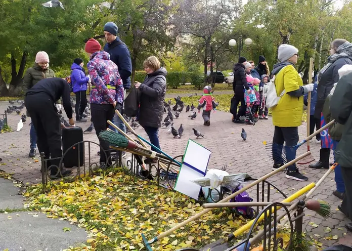 Семьи Ленинского района устроили уборку в «Семейном» сквере