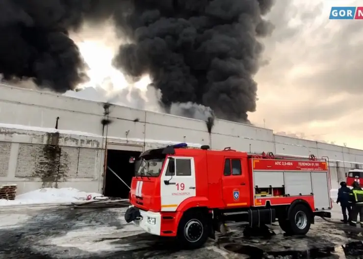 В Красноярске площадь пожара на Свердловской выросла до 7 000 кв. метров