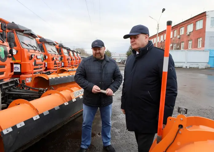 В Красноярске подсыпают остановки песчано-соляной смесью